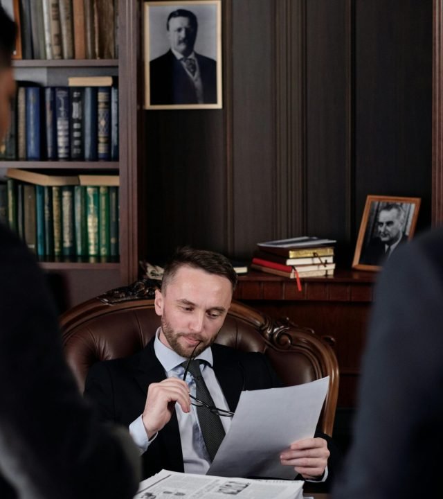 cliente y abogado revisando documentos laborales.